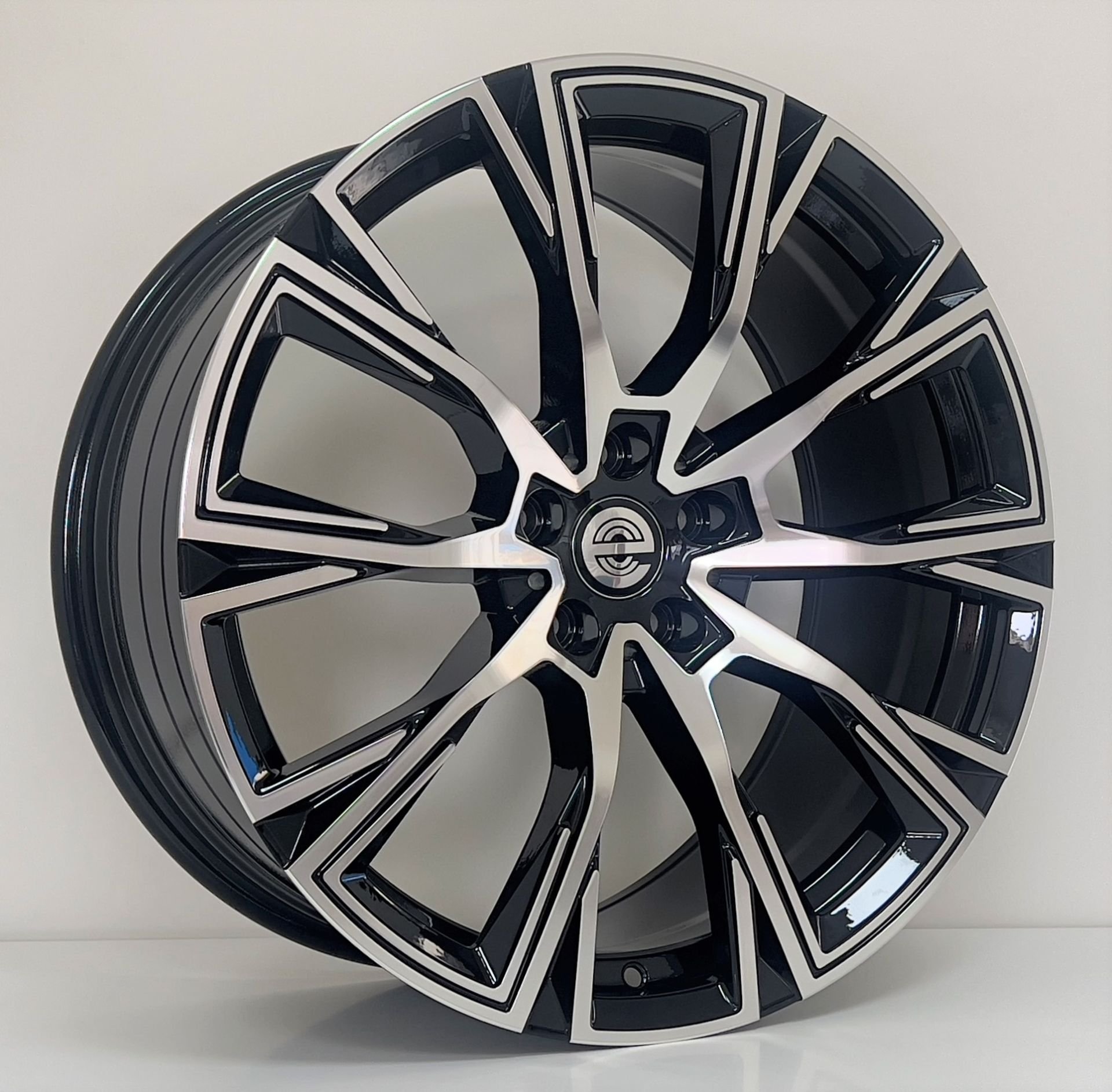EXP HB0002 8.5X20İNÇ 5X112 ET30 66.6 BLACK MACHINED XL ÇELİK JANT