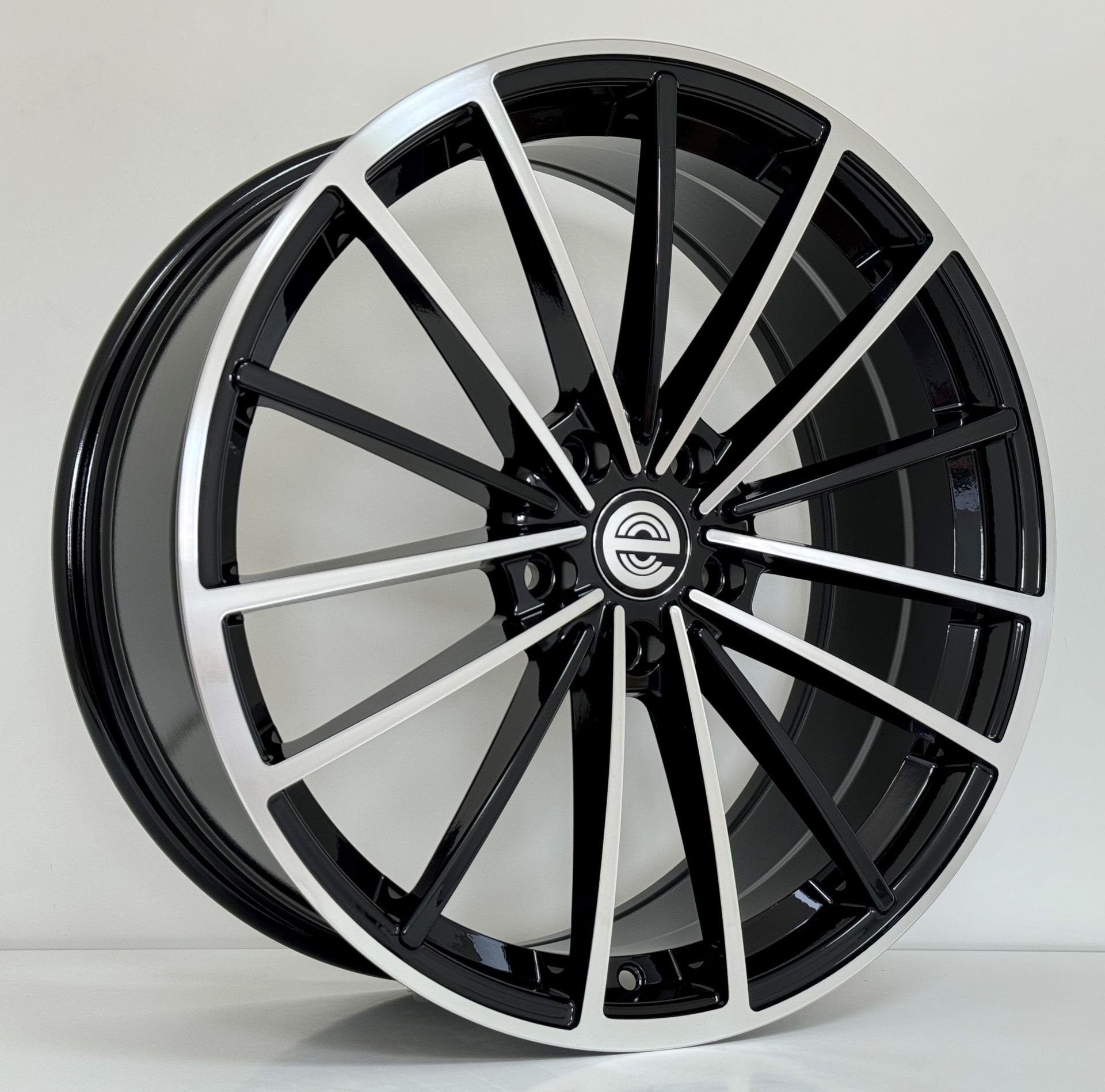 EXP HV0001 8X19İNÇ  5X112 ET45 57.1 BLACK MACHINED XL ÇELİK JANT